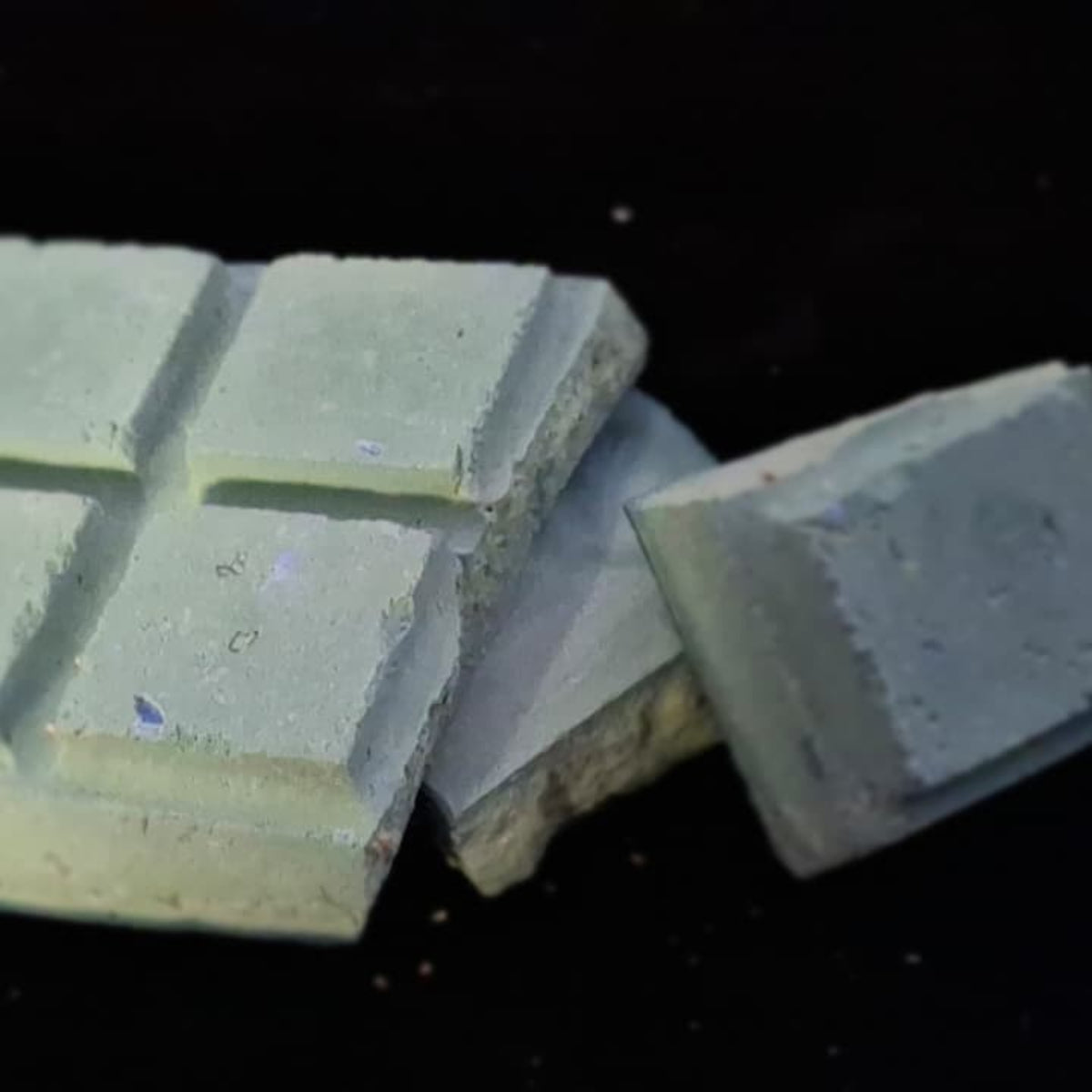 Calcium Bar made with pure, food grade Calcium Carbonate mixed with nutritional spirulina to assists in isopod immune function and growth